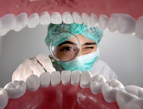 Lắp răng sứ bị sưng lợi phải làm sao?