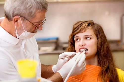 Biểu hiện ê buốt khi niềng răng có bình thường không?