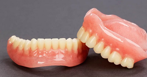 Trồng răng giả có niềng được không? Lý giải từ nha khoa